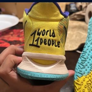 Kyrie 7 world 1 people yellow used